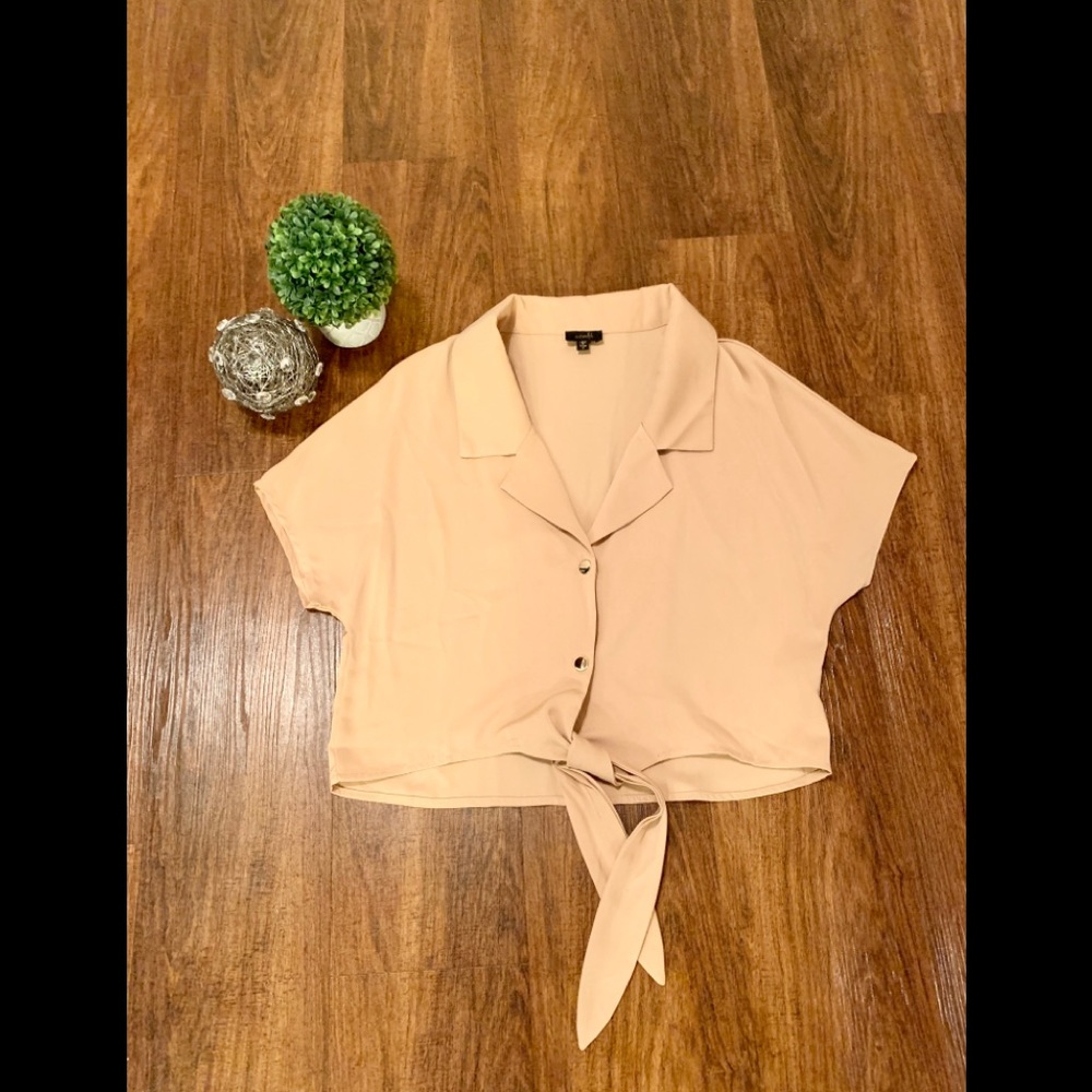 Low cut crop top with tie accent